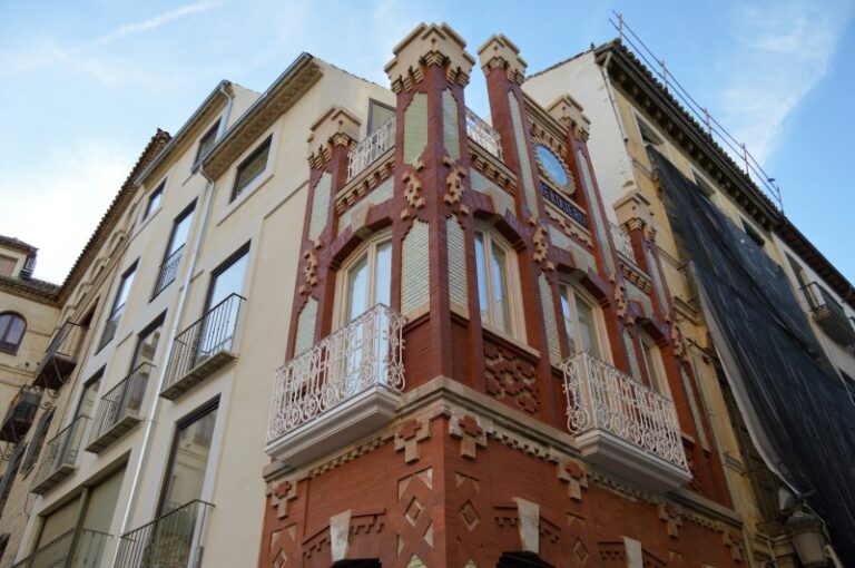 La Casa del Reloj o Casa de las Heras ya luce en la plaza de Santa María.