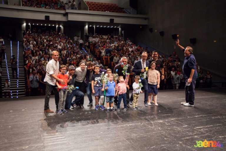 El humor y la solidaridad protagonizan el emotivo IX festival de Santi y sus Amigos