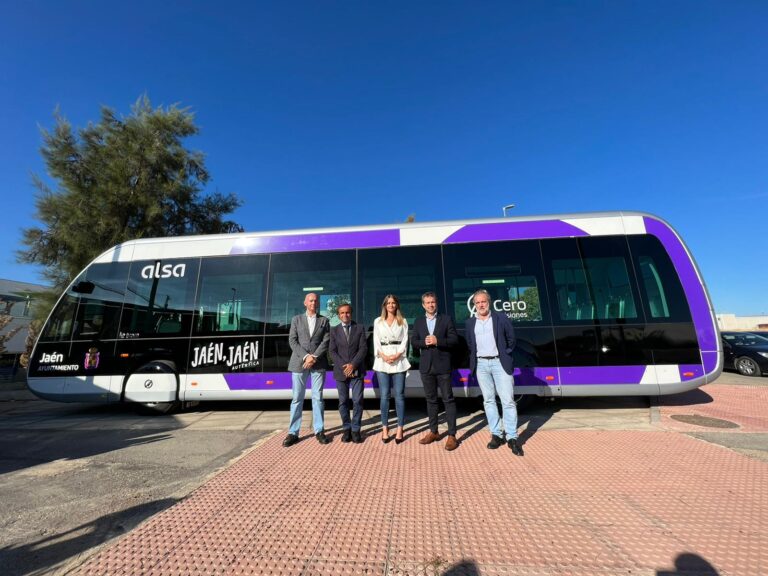 El Ayuntamiento y ALSA incorporan el primer bus eléctrico al transporte urbano de Jaén