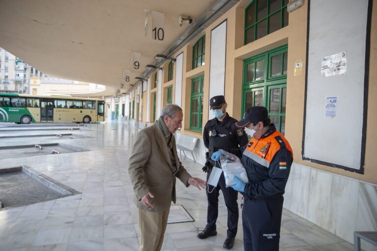 El Ayuntamiento de Jaén reparte 14.250 mascarillas para los usuarios del transporte público
