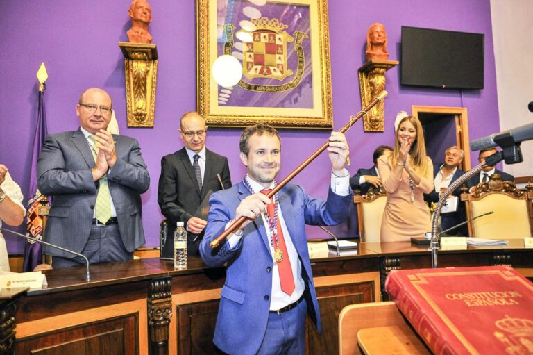 Julio Millán recibe el bastón de mando como nuevo alcalde de Jaén