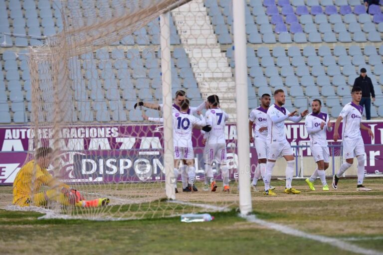 El Real Jaén vence 2-1 ante un gran Vélez