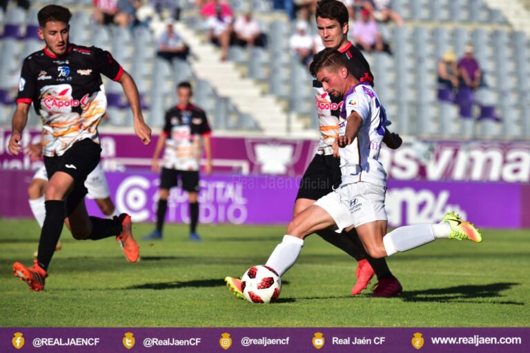 El Real Jaén vence 2-1 en su último partido de liga en casa