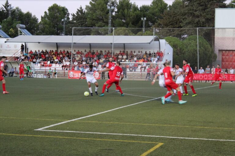 El Real Jaén saca un empate en Torreperogil, el Linares, sigue líder en solitario