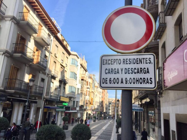 La Carrera se abre al tráfico para residentes y comerciantes desde las 06:00 hasta las 09:00 horas