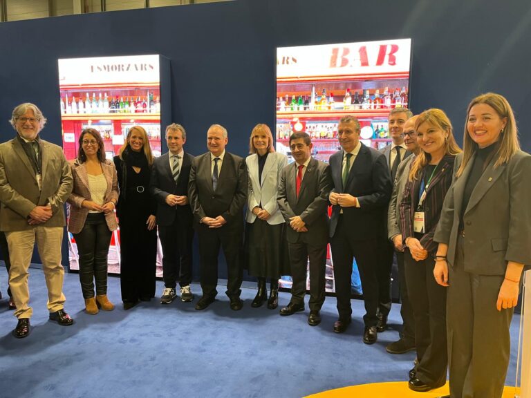 El presidente de la Diputación de Jaén, Paco Reyes, se reunió con el ministro de Industria y Turismo, Jordi Hereu, durante Fitur 2025.