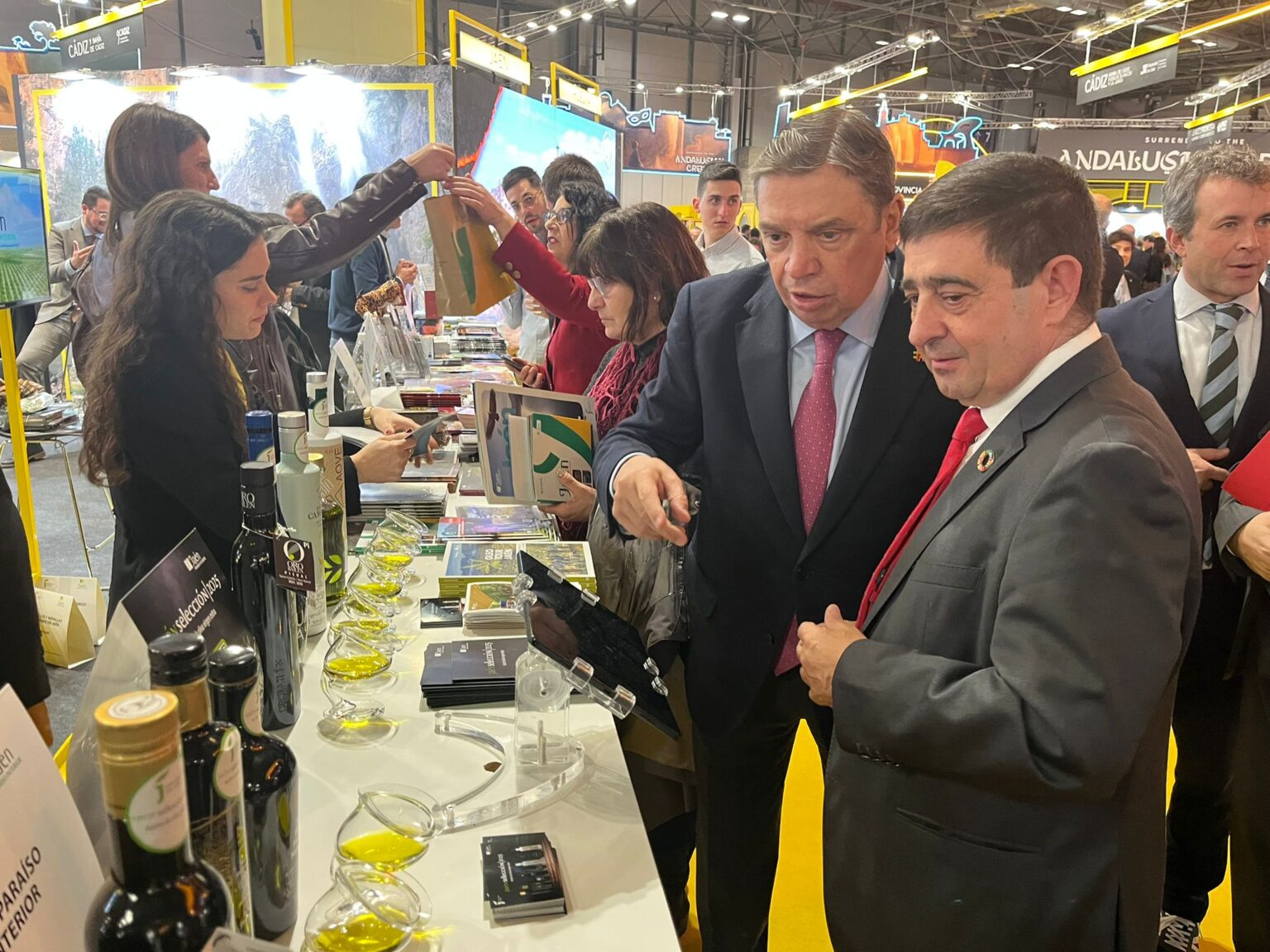 20250122 Visita del ministro Planas al estand de Jaén en Fitur 1