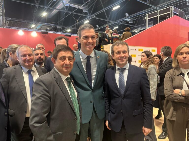 Reyes presenta a Pedro Sánchez la oferta turística jiennense en Fitur 2025