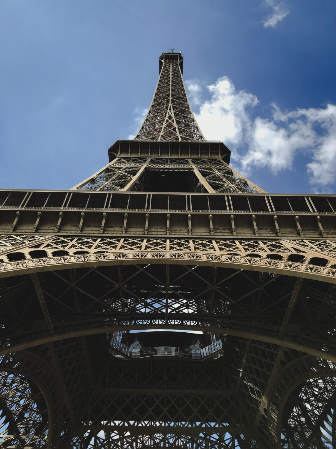 foto torre eiffel de paris vertical ángulo bajo