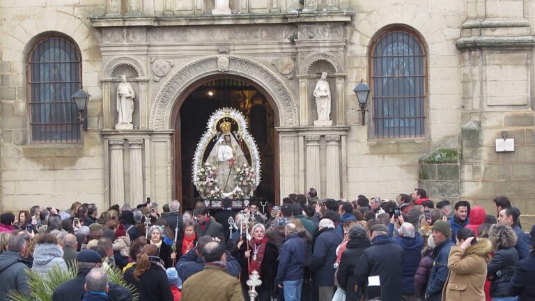 La Candelaria de Alcalá la Real: la procesión donde desfilan tartas… y pichones
