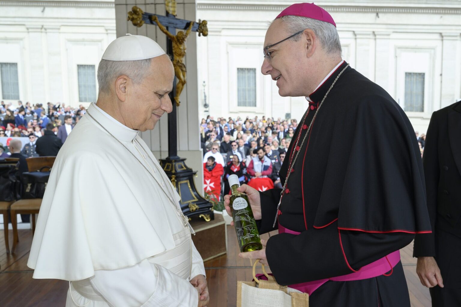 El obispo de Jaén muestra al Papa León XIV una botella de aceite Oro de Cánava