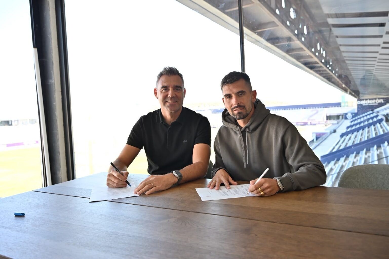 Adri Paz firma su renovación con el Real Jaén en una sala con vistas al estadio de La Victoria
