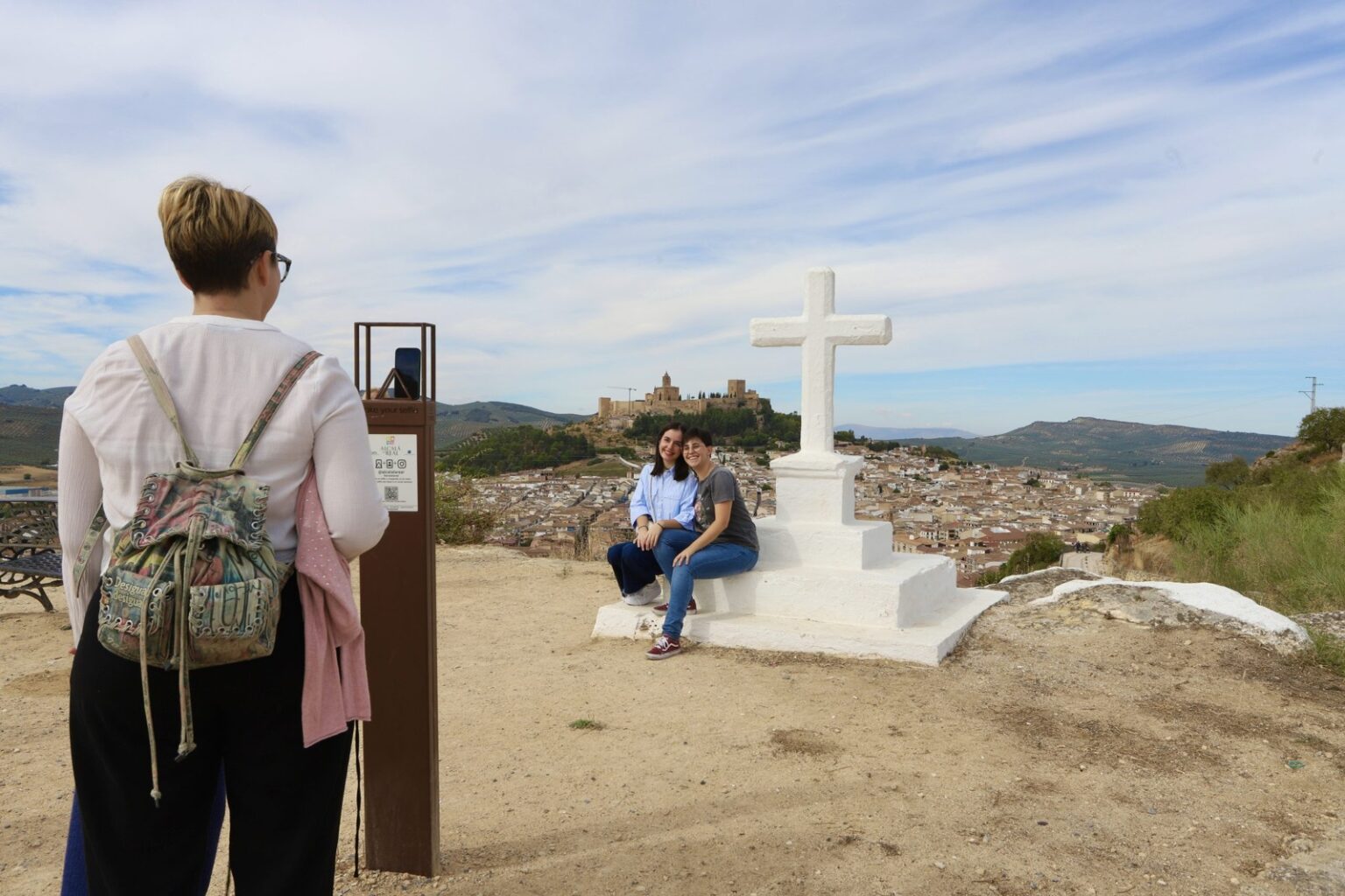Visitantes en un mirador con vistas a la Fortaleza de la Mota, en Alcalá la Real
