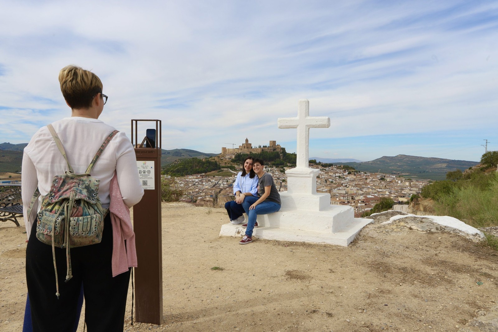 Visitantes en un mirador con vistas a la Fortaleza de la Mota, en Alcalá la Real