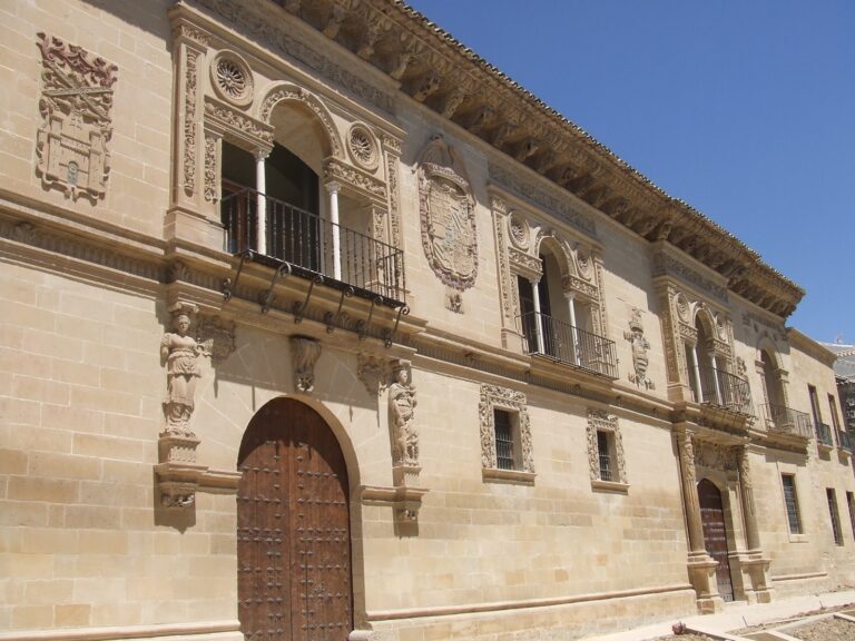 Fachada plateresca del Ayuntamiento de Baeza, antigua cárcel y Casa del Corregidor