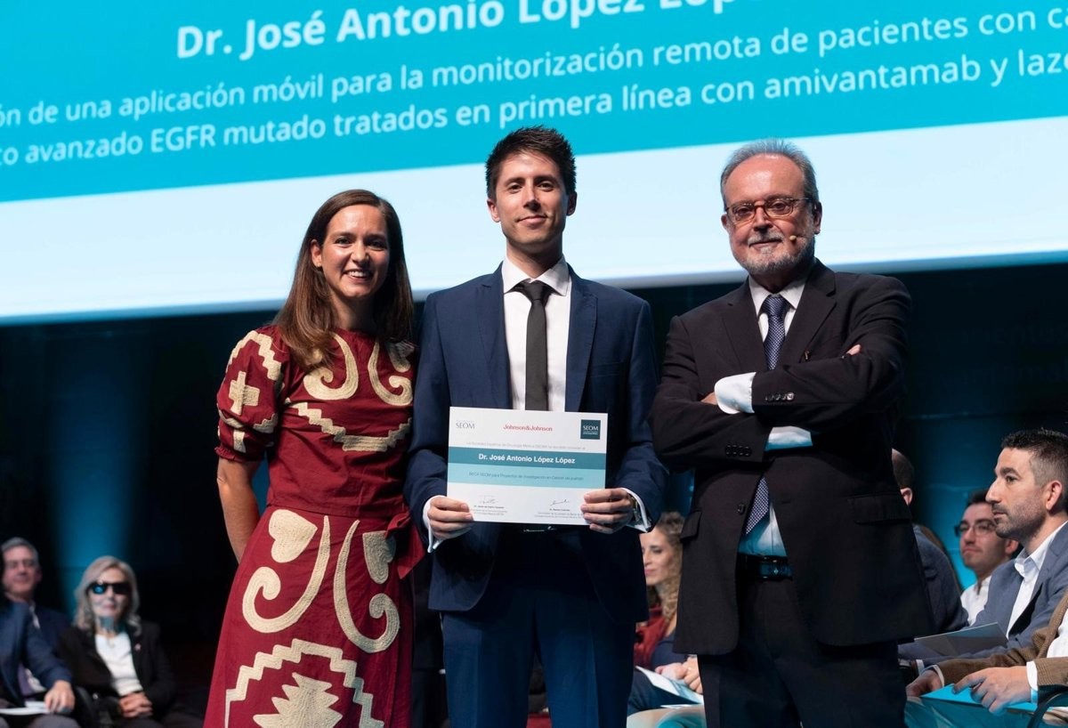 El oncólogo José Antonio López recoge la beca de la SEOM para el proyecto de la app