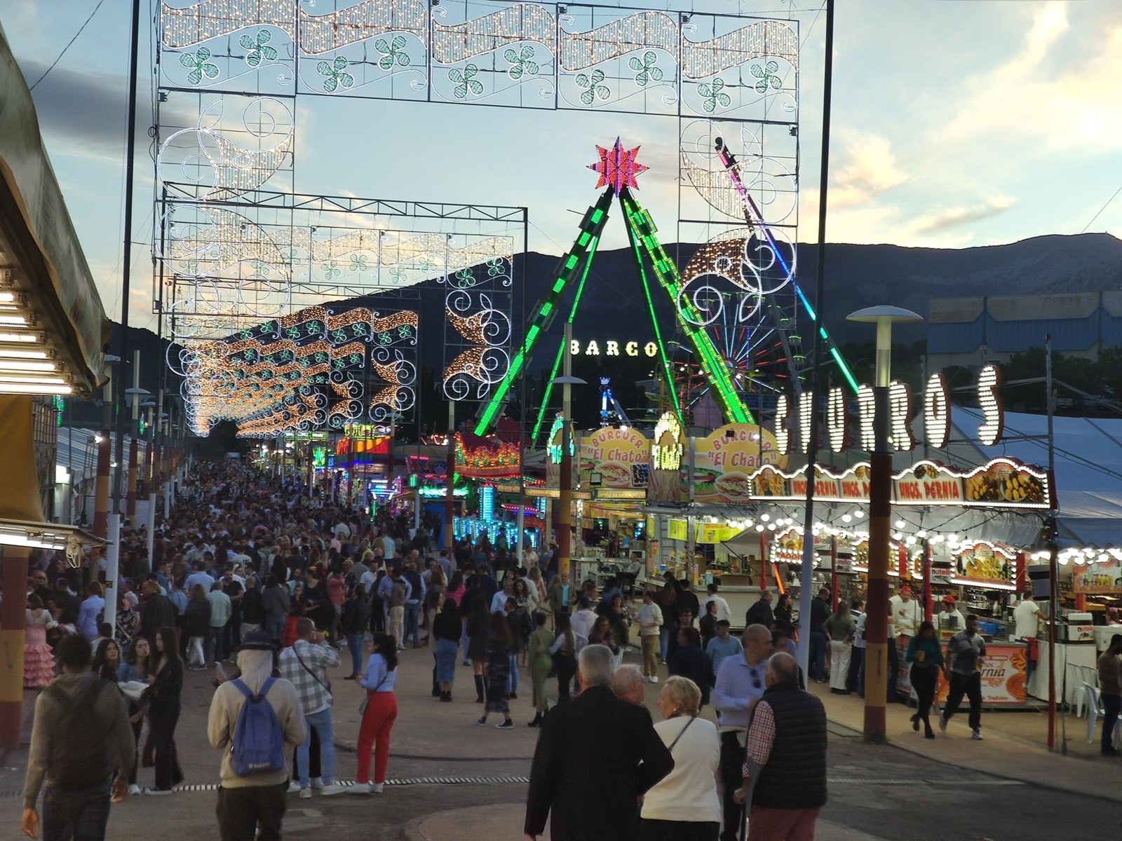 Calle del recinto ferial de Jaén iluminada durante la Feria de San Lucas
