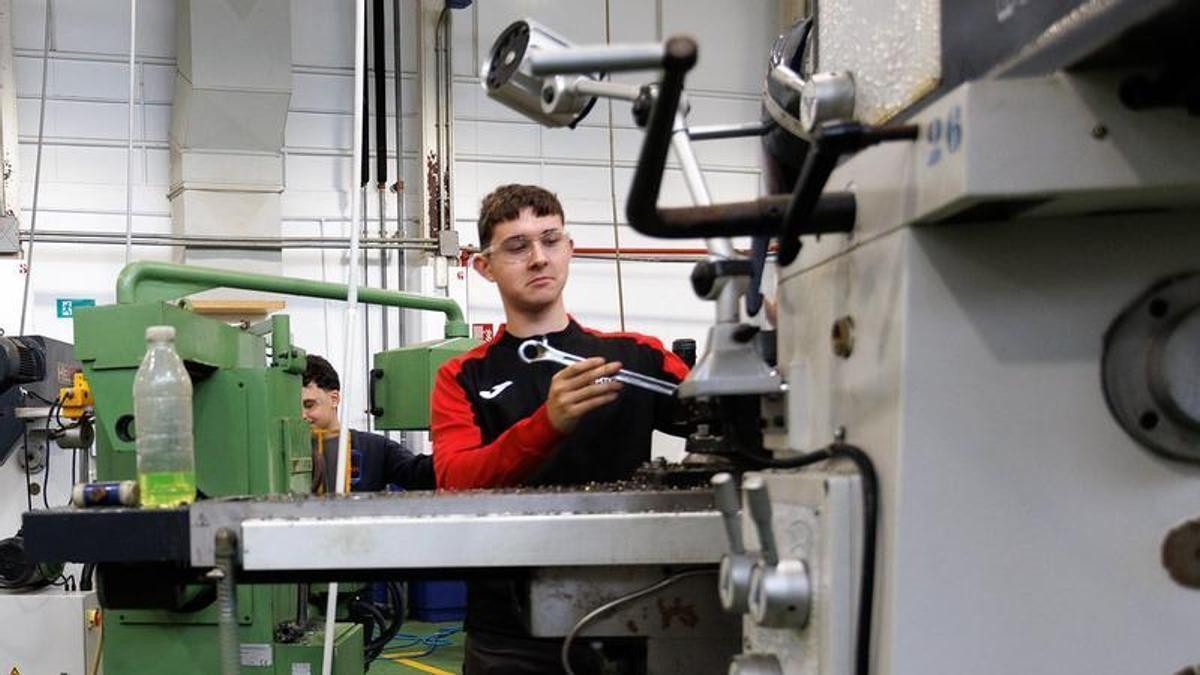 Alumno de Formación Profesional trabajando en un taller de mecanizado