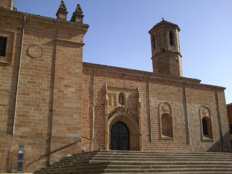 Portada gótica y torre de la Basílica de Santa María la Mayor de Linares
