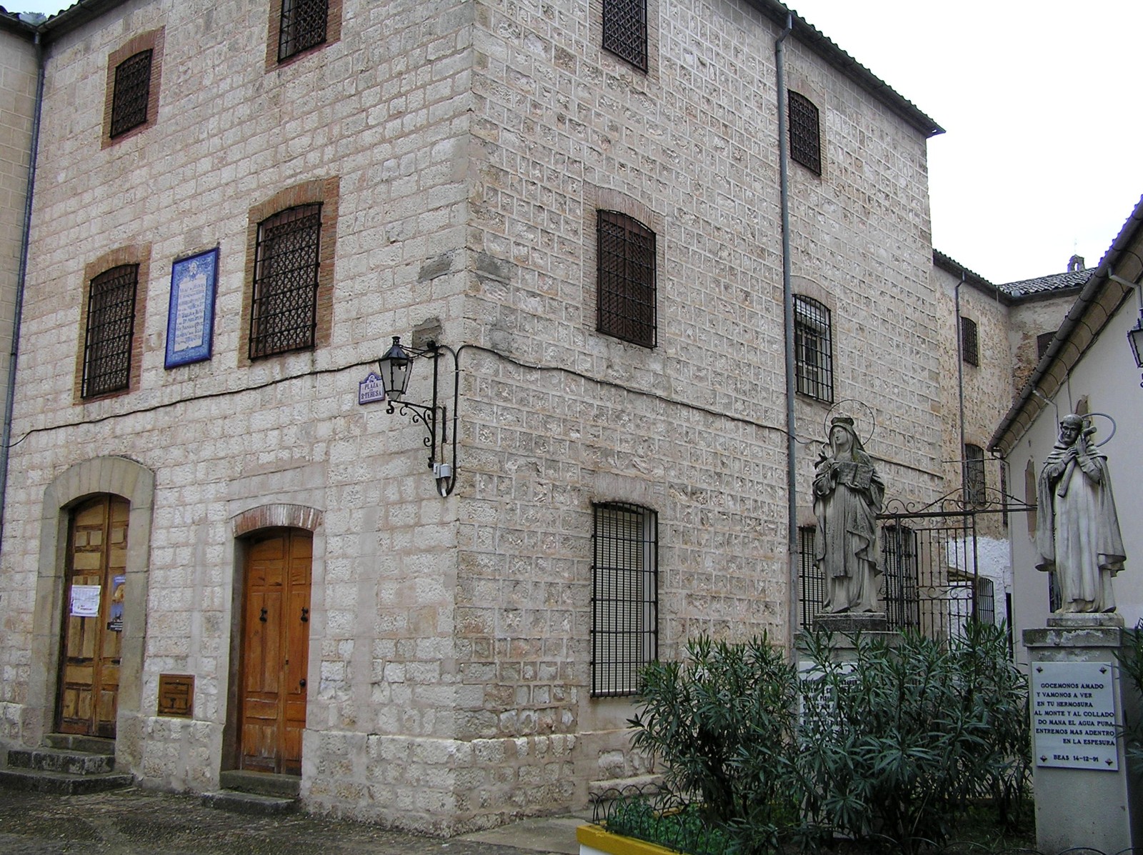 Convento de San José del Salvador en Beas de Segura con las esculturas de Santa Teresa y San Juan de la Cruz