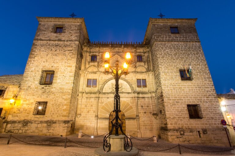 Fachada plateresca de la Casa de las Torres de Úbeda, entre sus dos torres, al anochecer