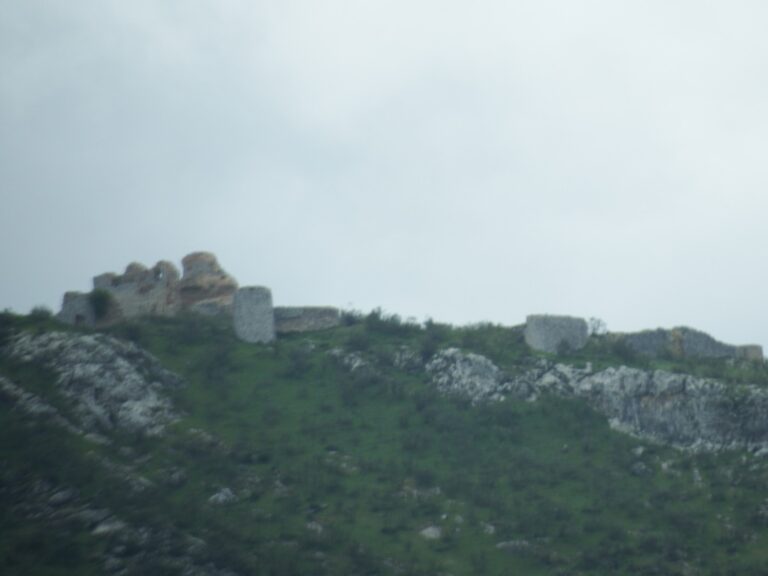 La Peña de Martos con las ruinas del castillo en su cima