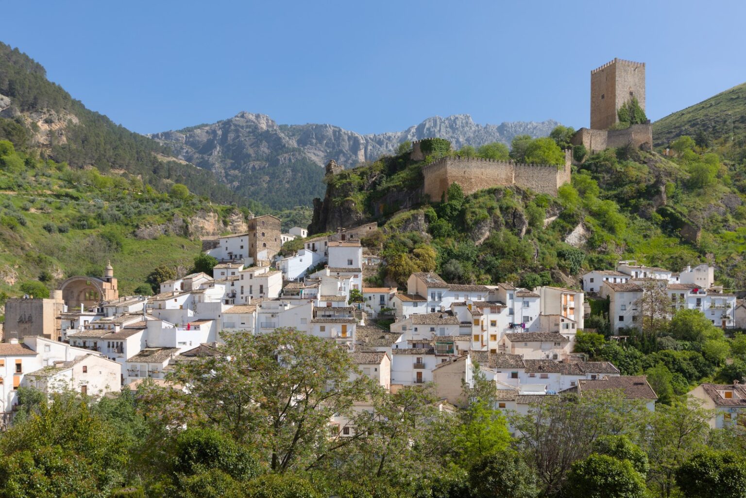 Vista de Cazorla con su caserío blanco al pie de la sierra
