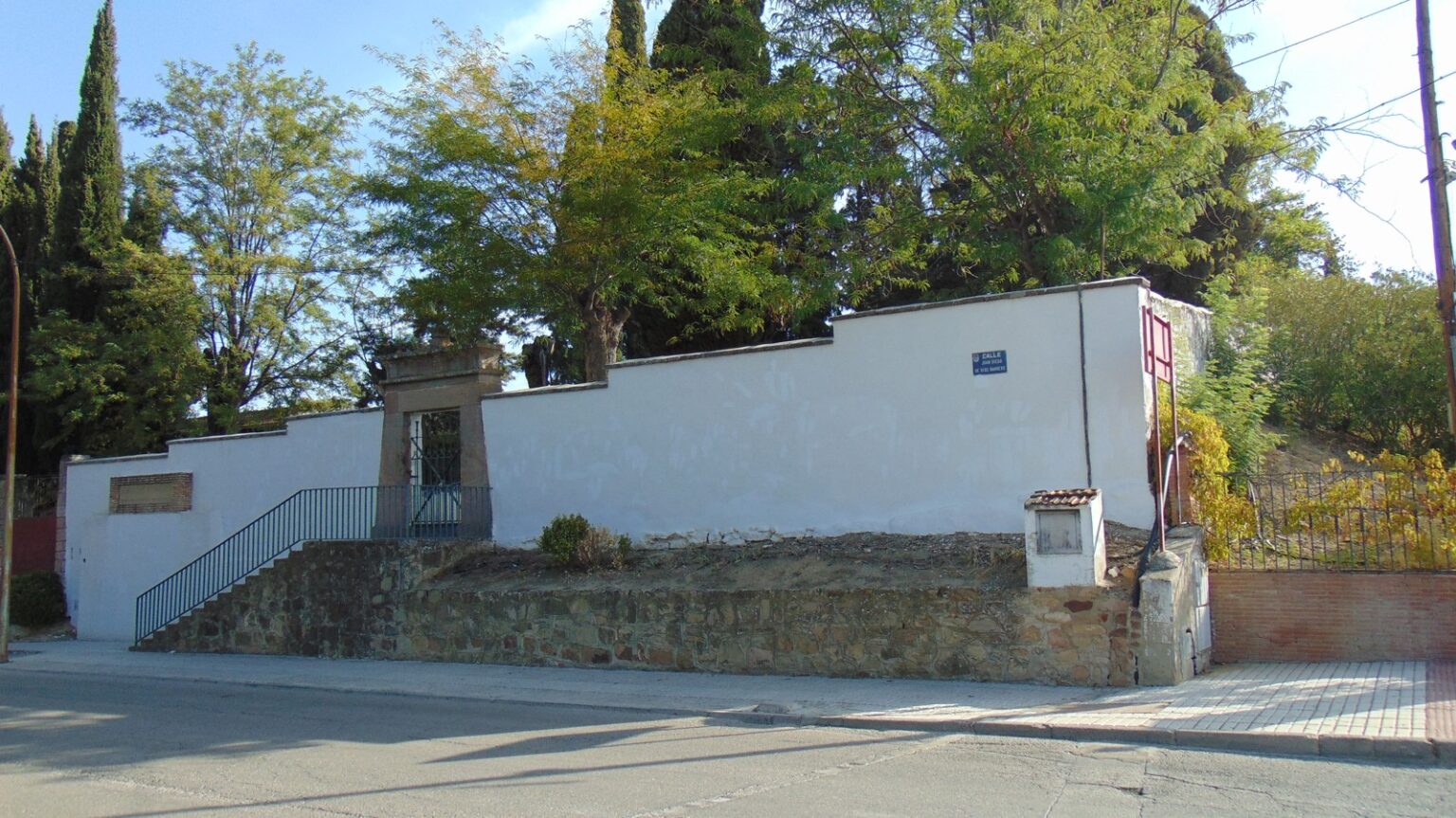 Entrada y tapia del Cementerio Inglés de Linares, con cipreses