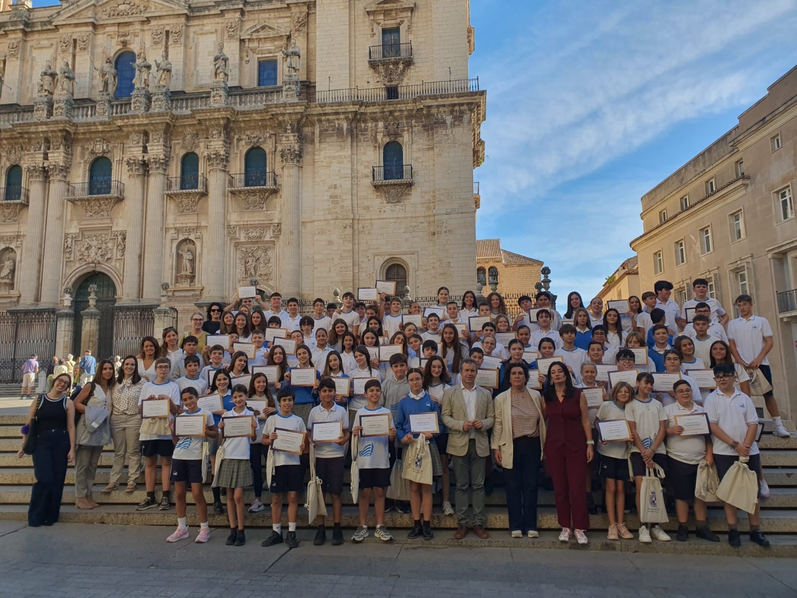 Alumnado y docentes del colegio Divino Maestro de Jaén con sus diplomas de los premios eTwinning