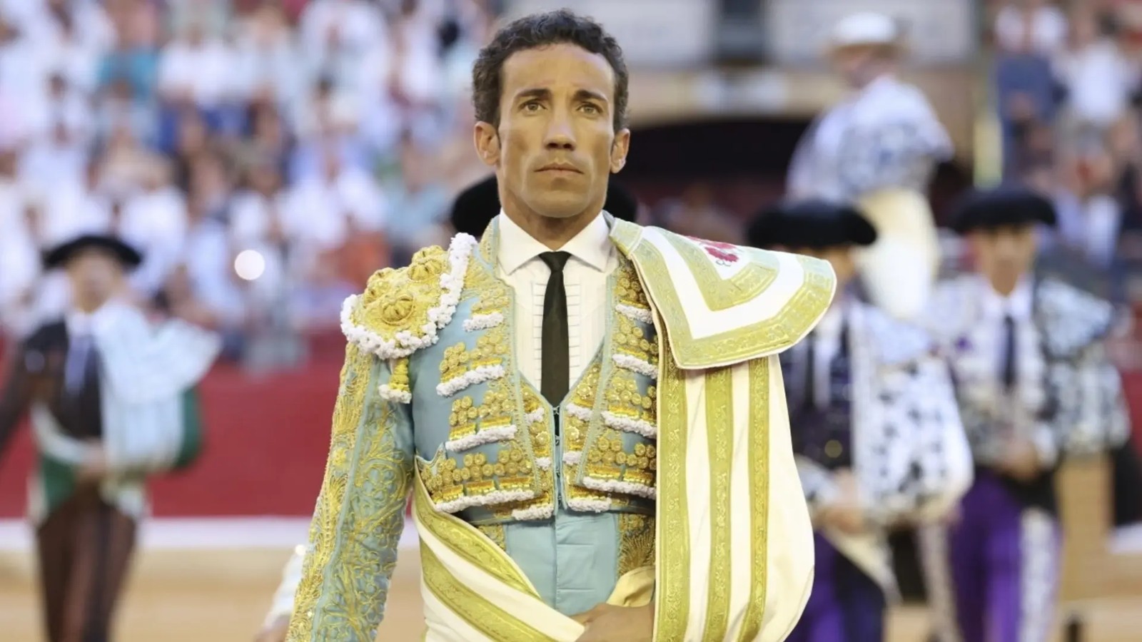 Un matador con traje de luces y capote de paseo durante el paseíllo
