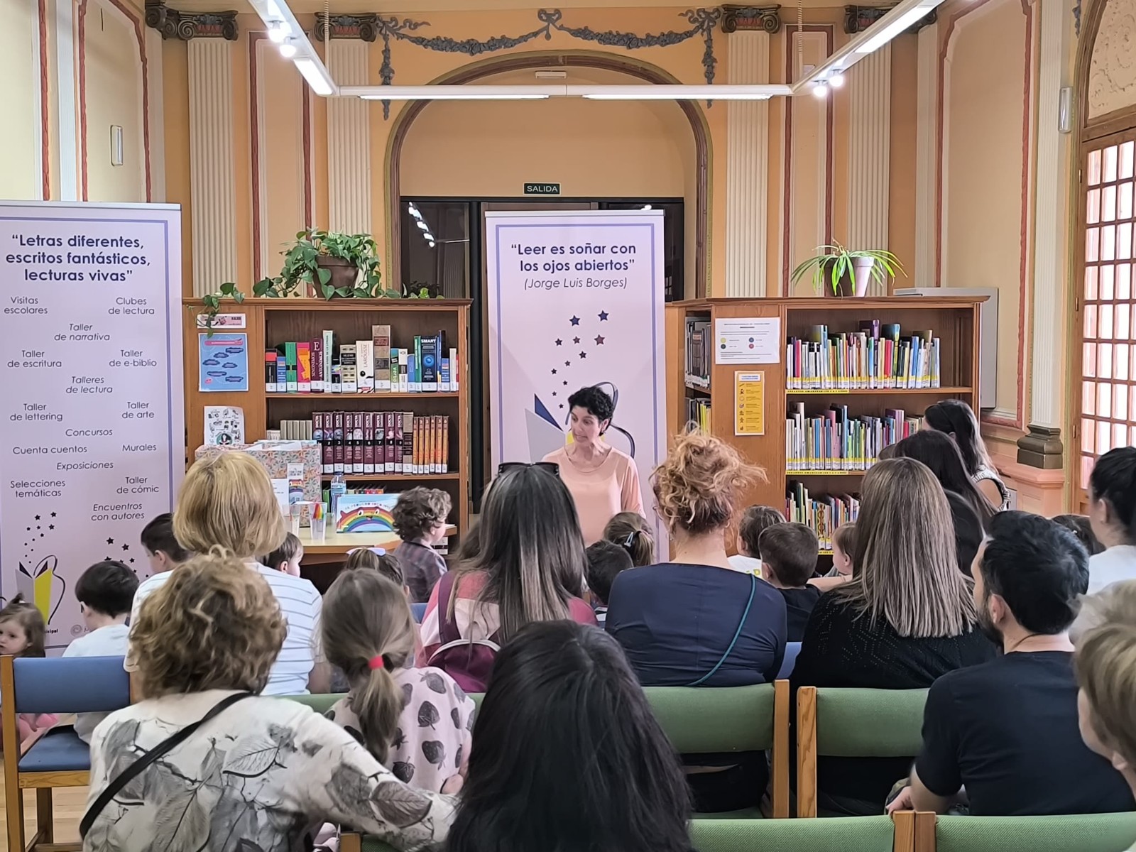 Cuentacuentos con niños y familias en una biblioteca municipal de Jaén
