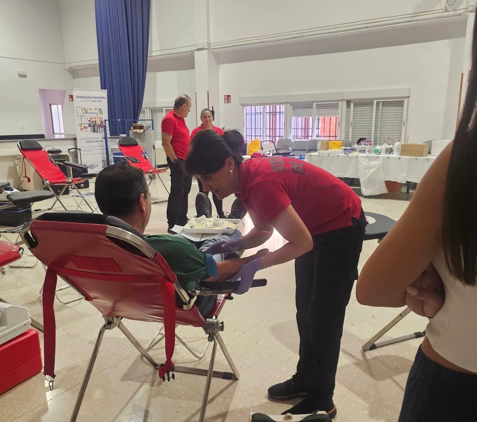 Un donante en una colecta de sangre atendido por personal sanitario