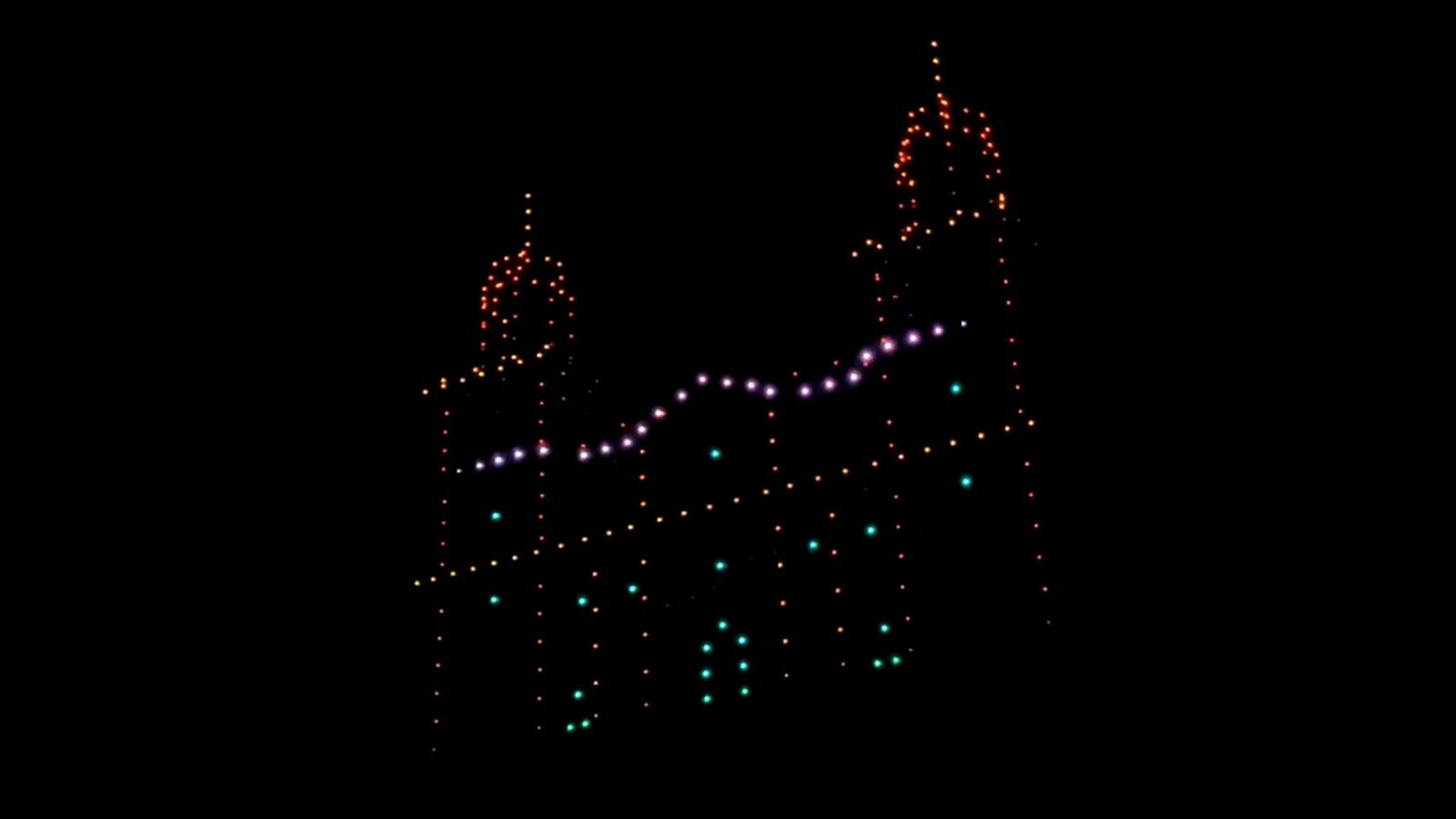 Drones luminosos dibujan la silueta de la Catedral de Jaén en el cielo nocturno durante el cierre de la feria