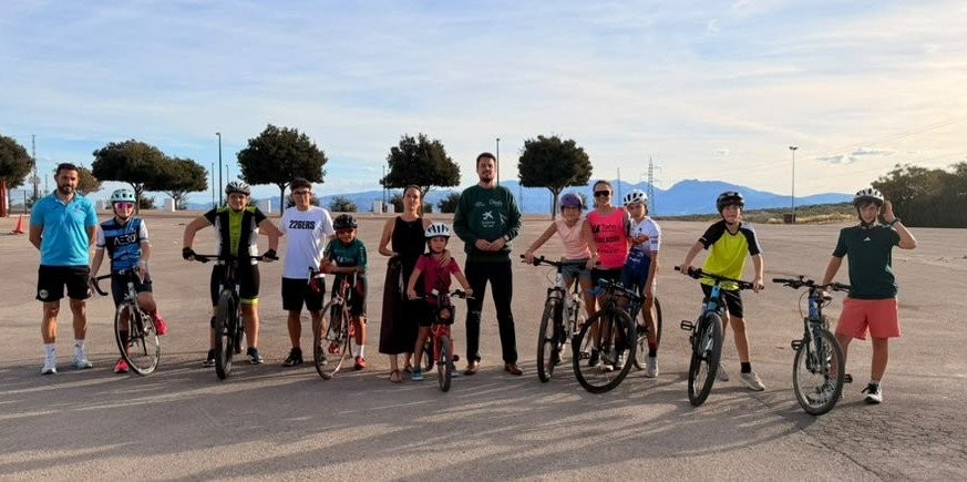 Niños de la escuela de ciclismo de Úbeda con sus bicicletas