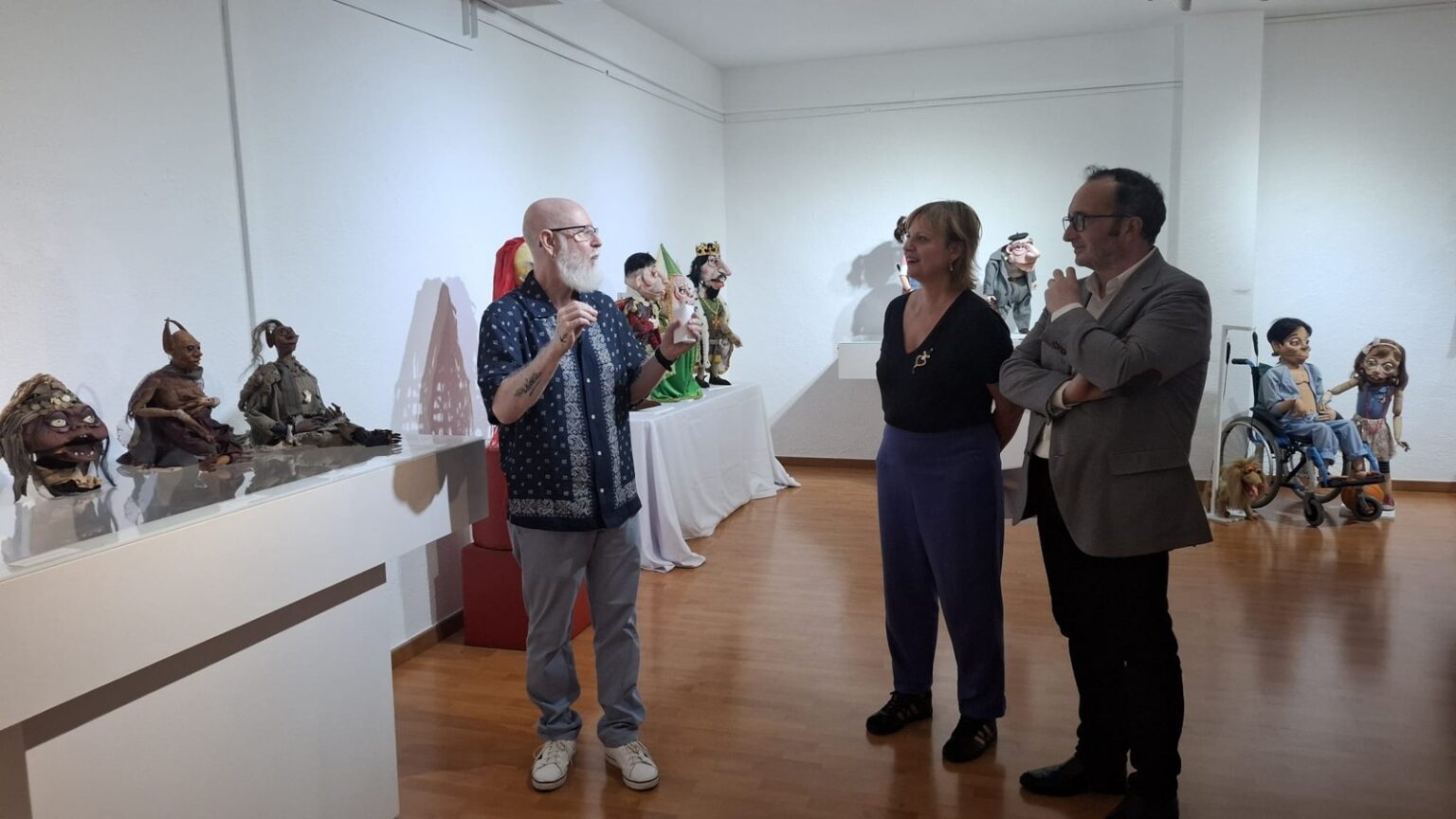 Ángel Calvente explica las marionetas de El Espejo Negro en la Biblioteca Provincial de Jaén