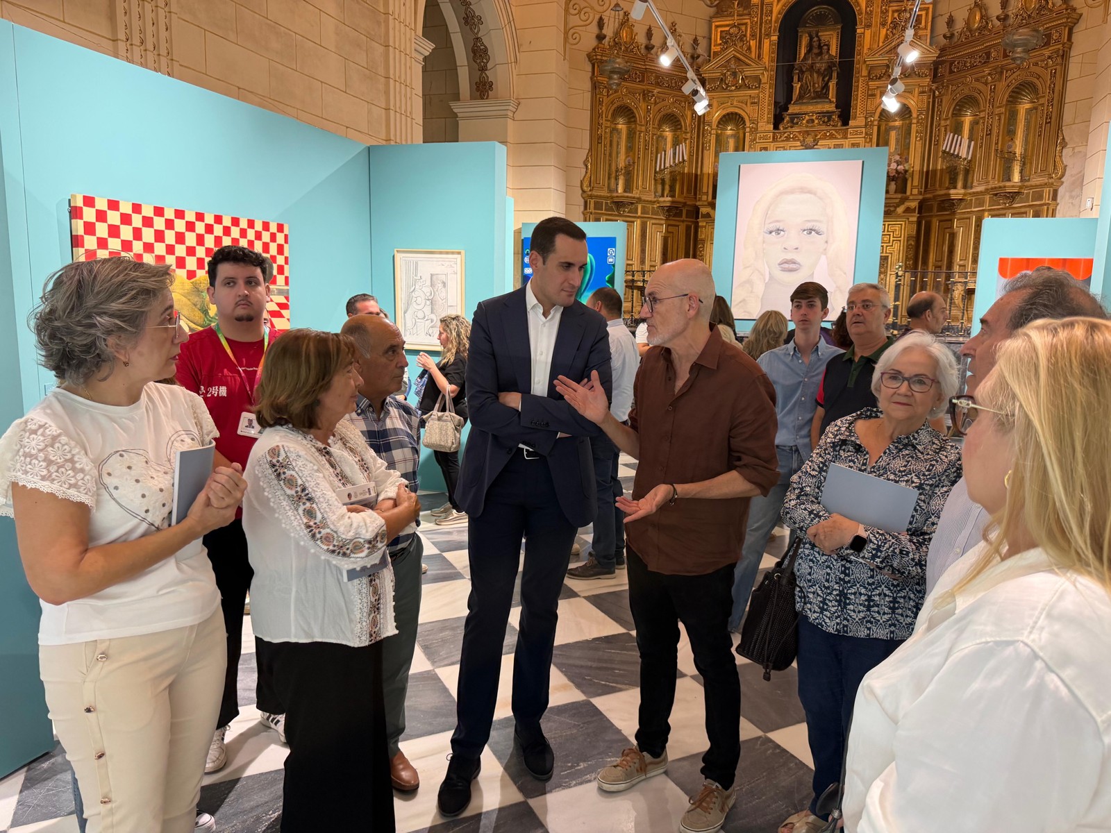 Visitantes en la exposición de Lolita Art en la Iglesia del Carmen de Arjona