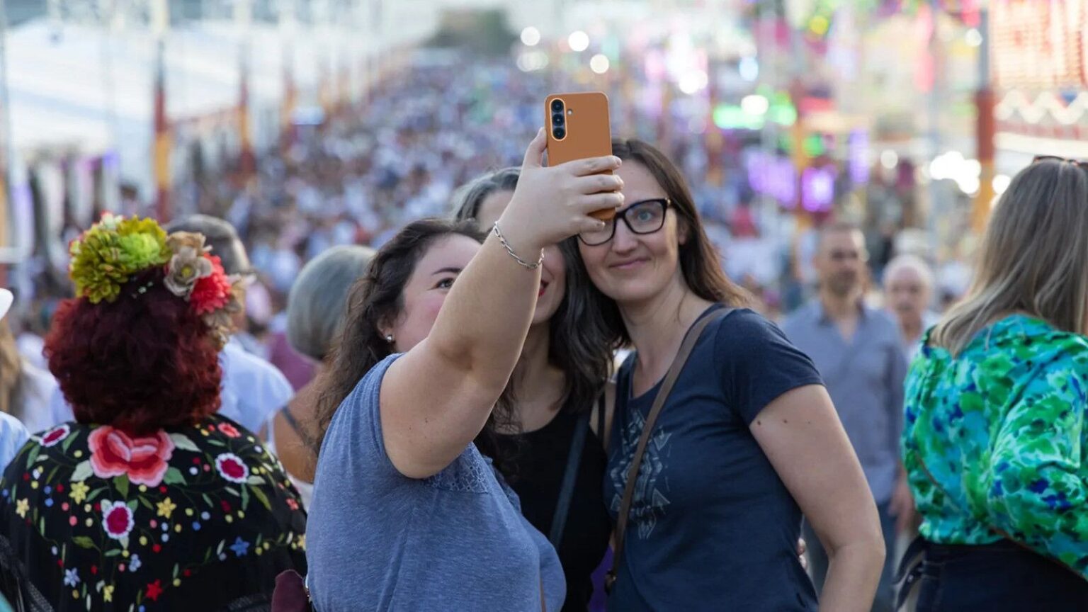 Amigas se hacen un selfi entre el público del recinto ferial de Jaén en San Lucas