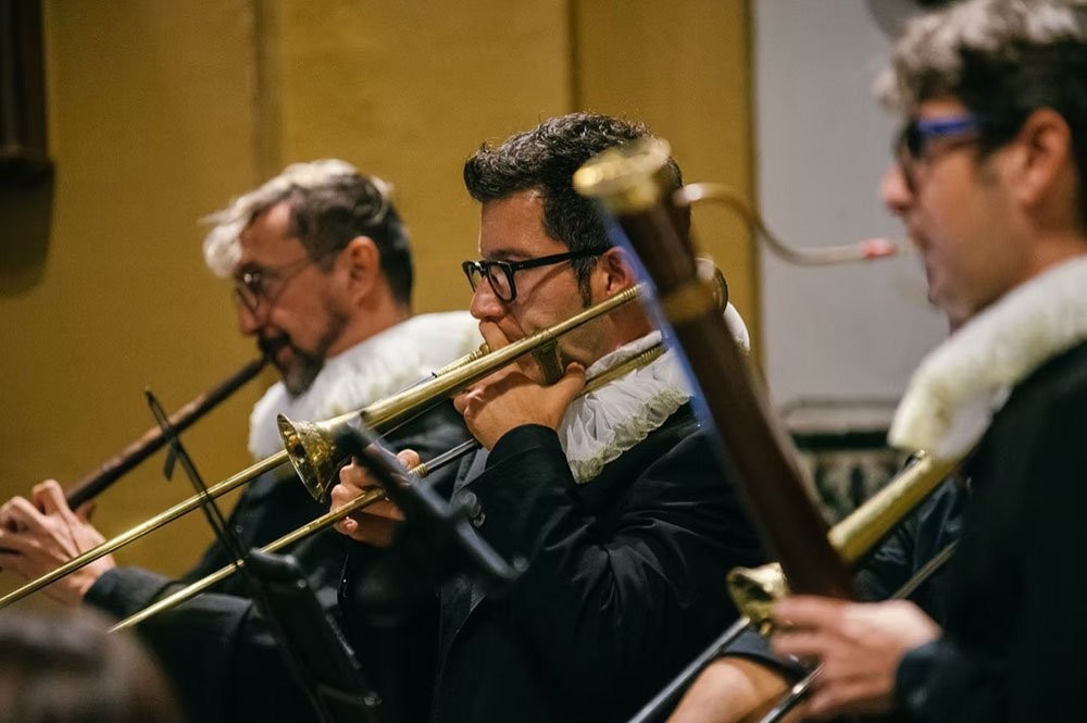 Músicos de Ottava Rima con instrumentos antiguos y gorgueras
