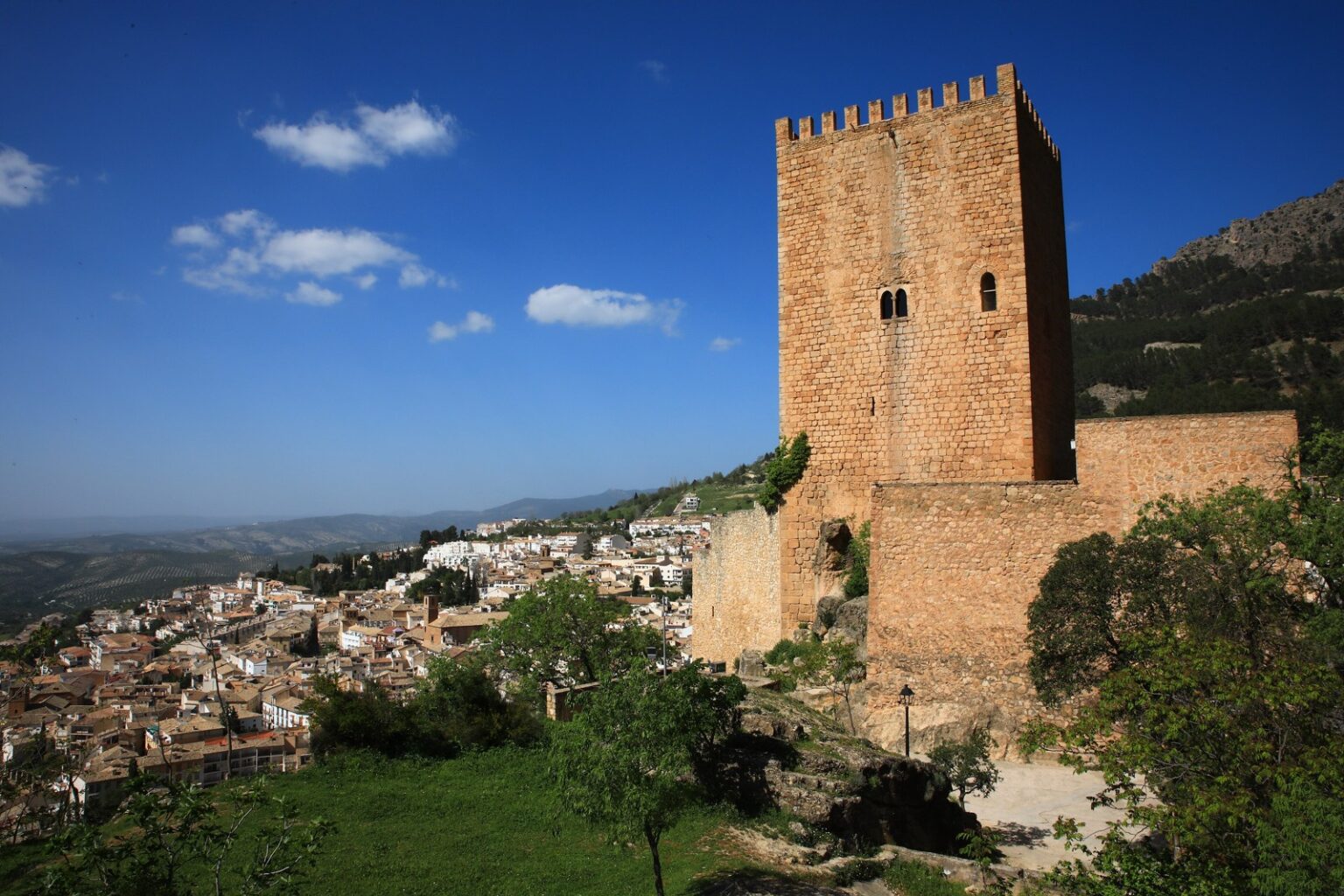Castillo de la Yedra sobre el casco antiguo de Cazorla