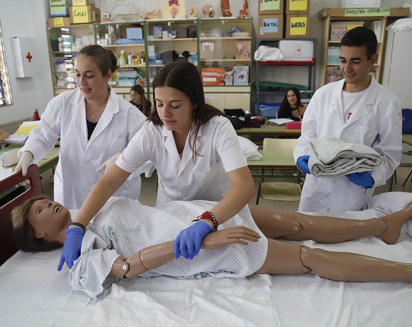 Alumnos de un ciclo de FP sanitario en una clase práctica