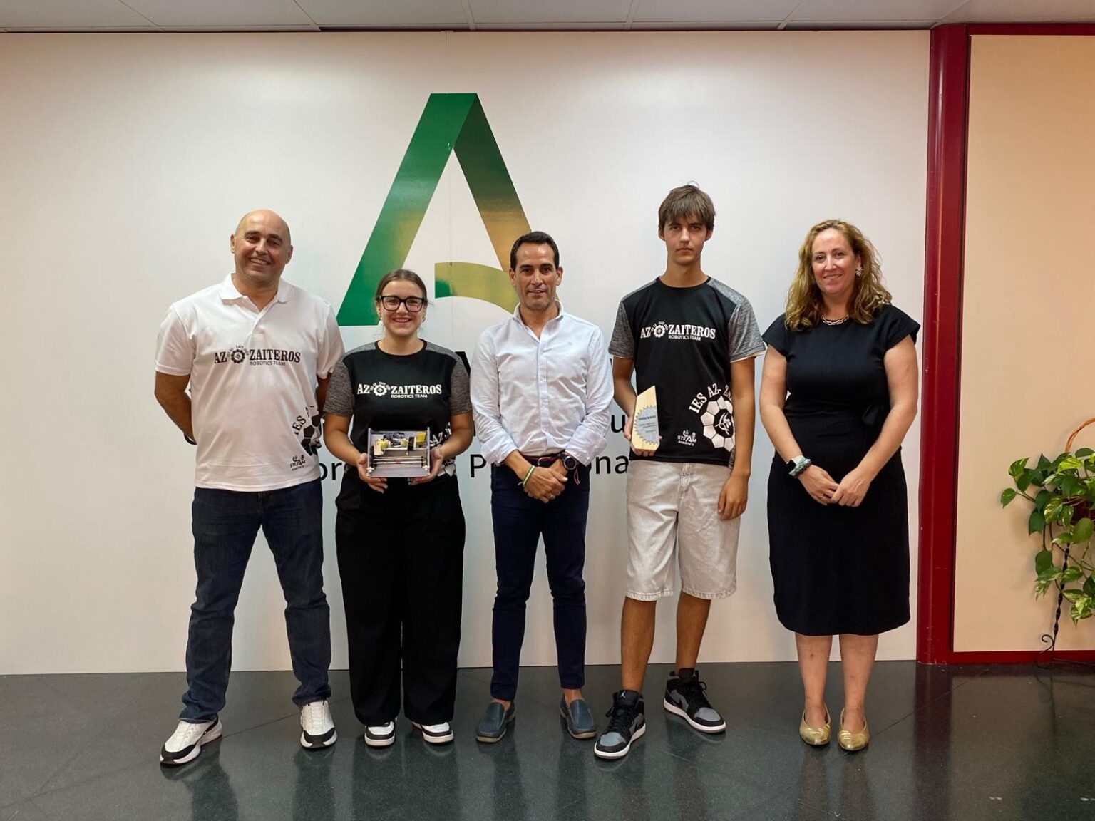 El equipo Azzaiteros del IES Az Zait con sus docentes y el delegado de Educación en Jaén