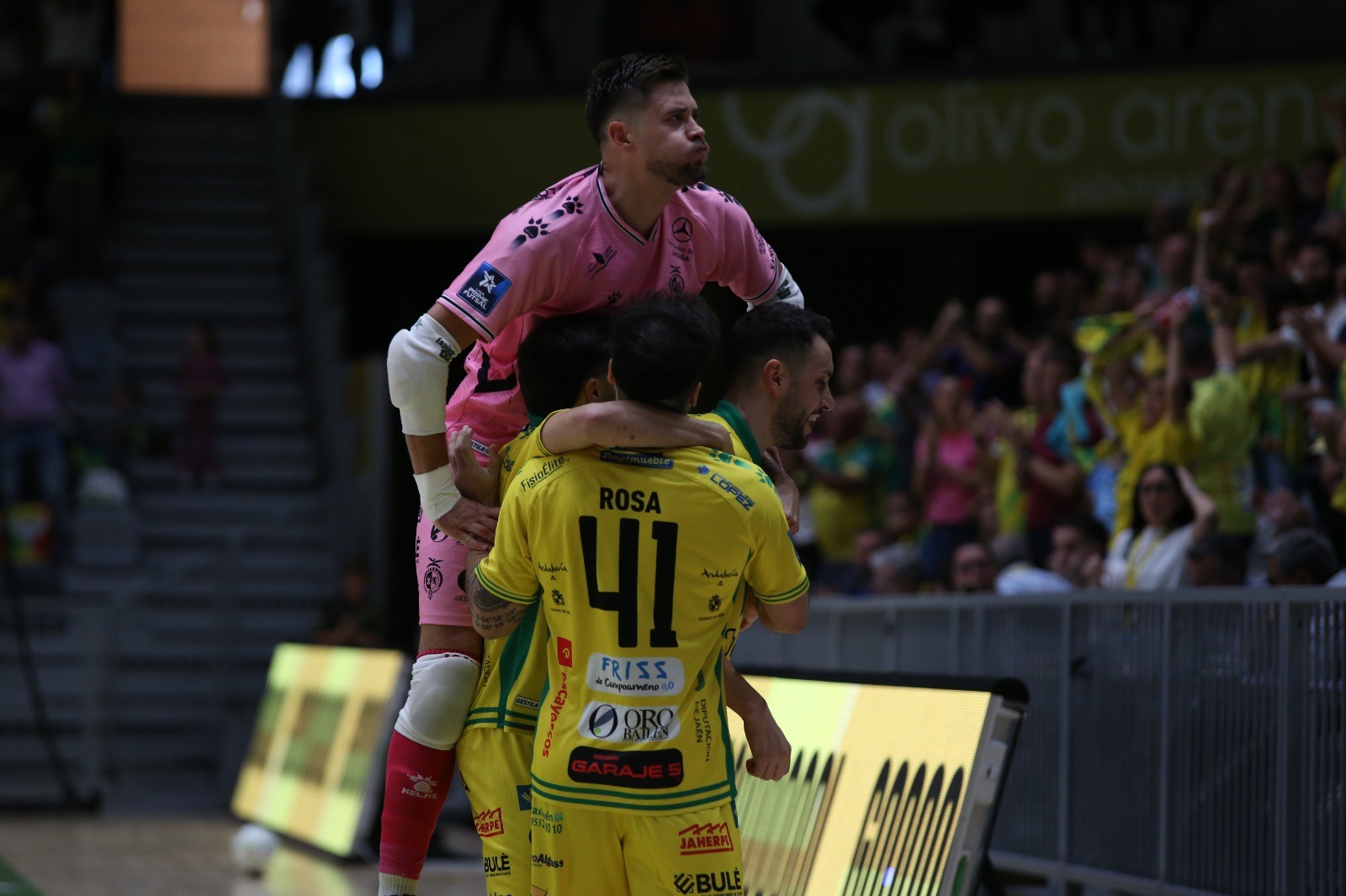 Jugadores del Jaén Paraíso Interior FS celebran juntos en el Olivo Arena