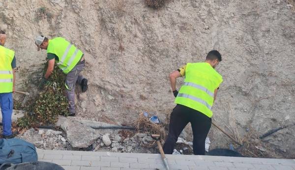 Operarios limpiando arcenes en Jaén