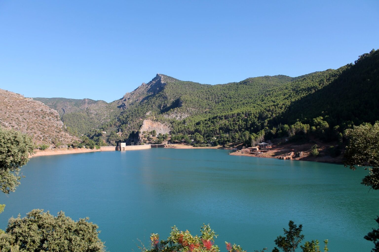 Embalse y presa del Tranco de Beas, en la sierra de Cazorla