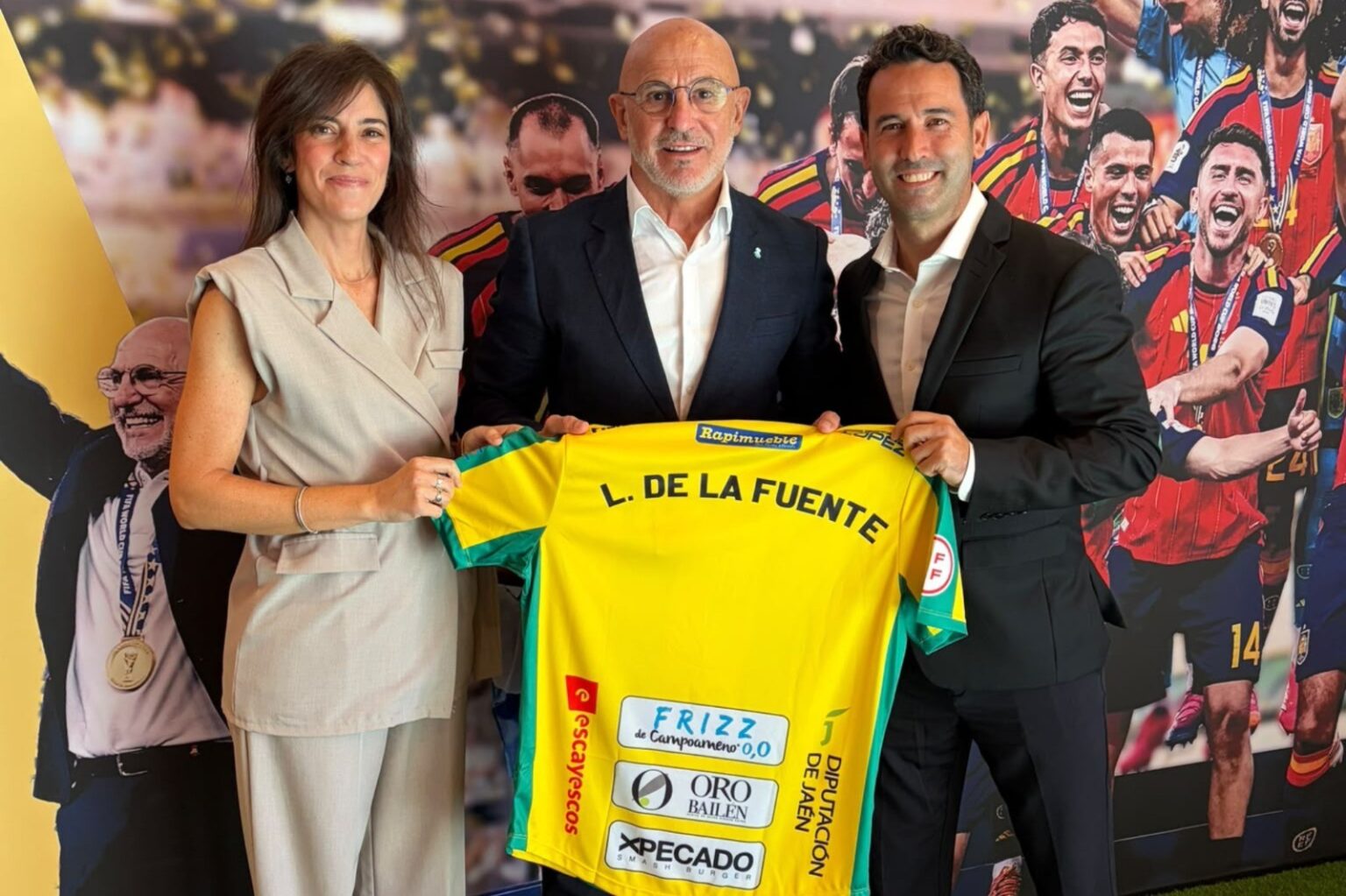 Luis de la Fuente sostiene la camiseta amarilla del Jaén Paraíso Interior FS en Las Rozas