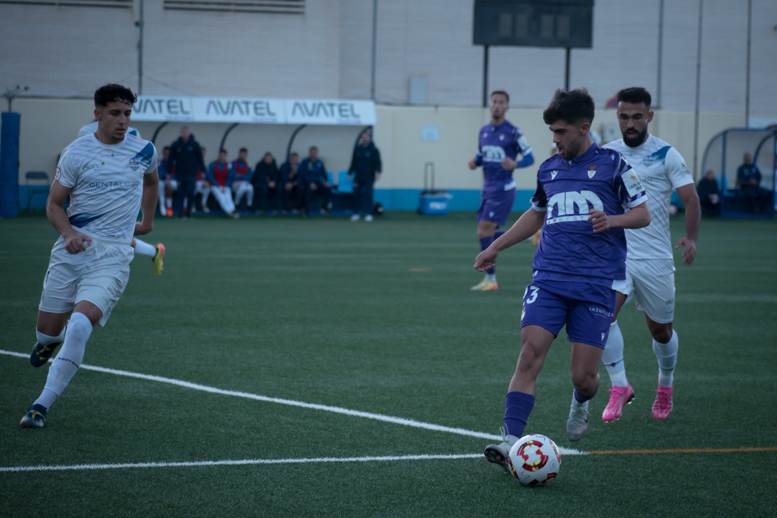 Jugador del Real Jaén conduce el balón ante el Mijas Las Lagunas