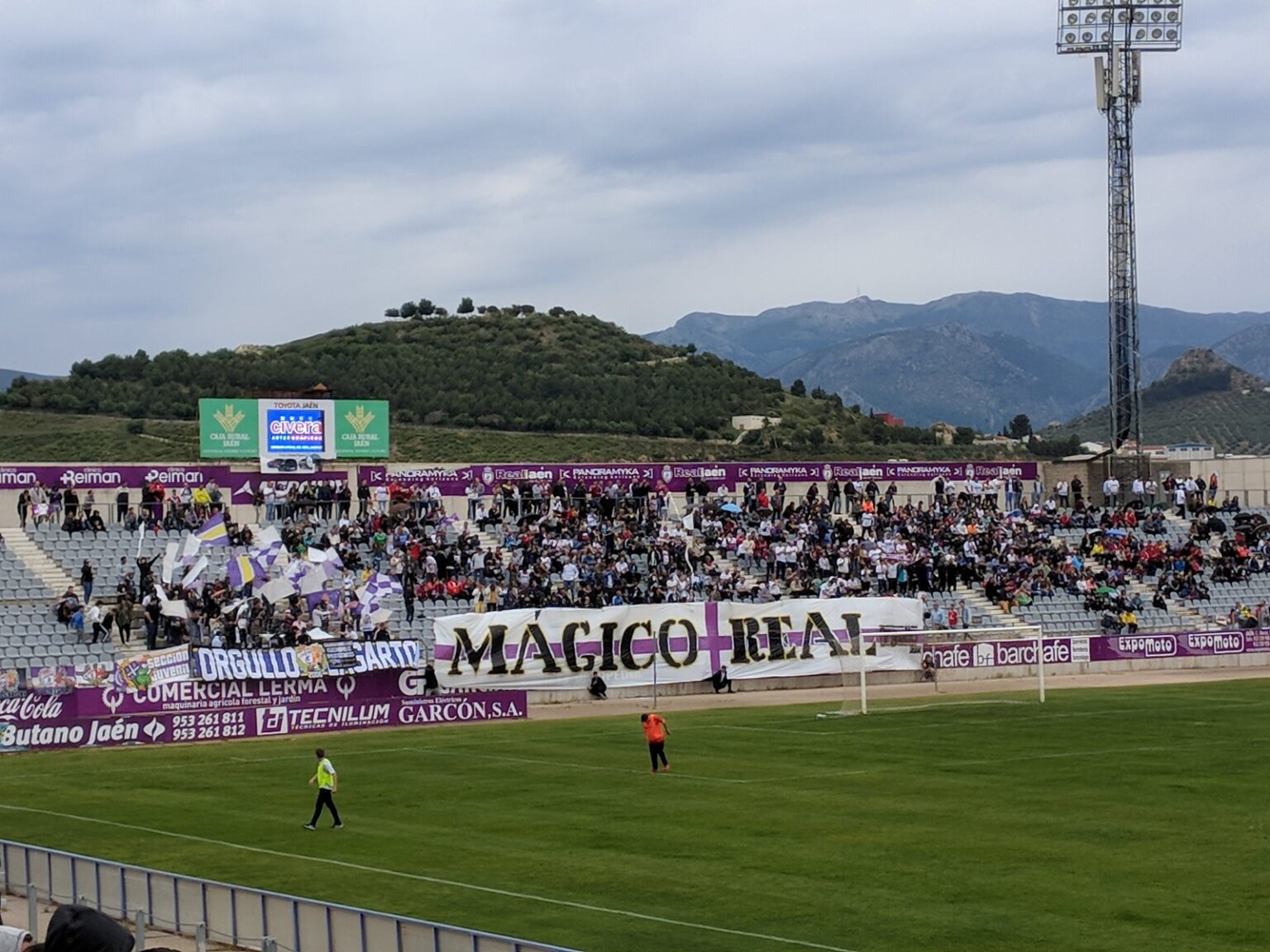 Afición del Real Jaén en la grada del estadio de La Victoria