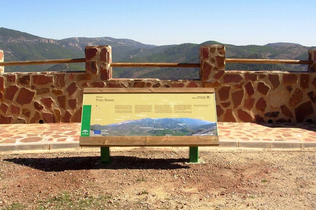 Panel del mirador de Pozo Nuevo con los montes de Sierra Morena al fondo, en El Centenillo