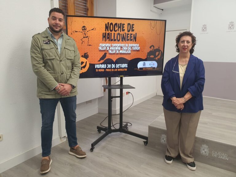Presentación de la Noche de Halloween en el Ayuntamiento de Jaén con el cartel en pantalla