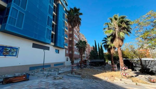 Obras en la plaza de las Sufragistas, en el Polígono del Valle de Jaén
